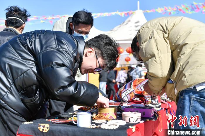 圖為展銷會(huì)現(xiàn)場(chǎng)。　貢嘎來松 攝