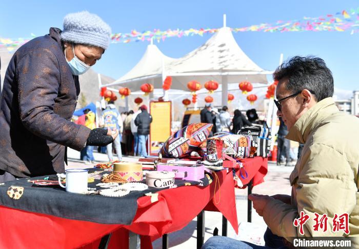 圖為展銷會(huì)現(xiàn)場(chǎng)?！∝暩聛硭?攝