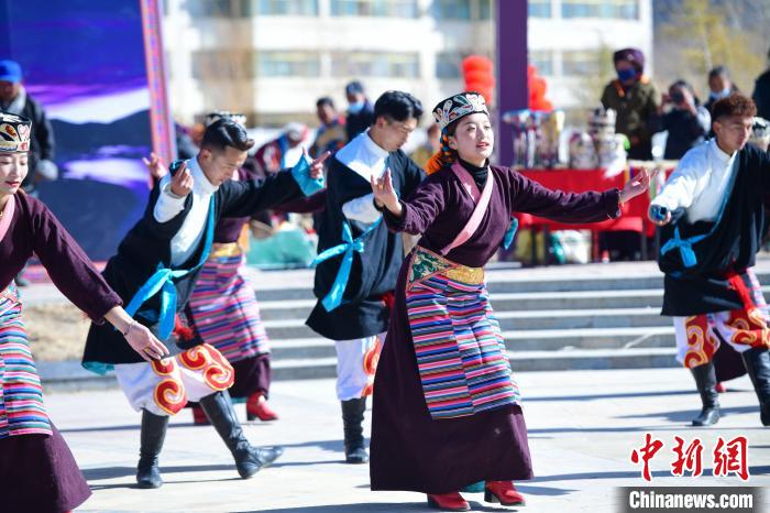 圖為藝術(shù)團(tuán)表演“扎西果諧”?！∝暩聛硭?攝