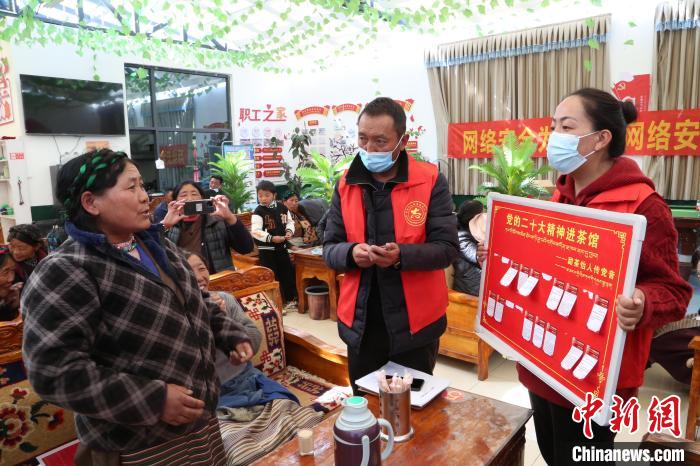 圖為瓊結(jié)縣村民參與問(wèn)答?！愔闈扇?攝