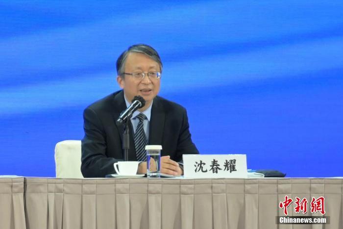 12月3日，香港特區(qū)政府在香港會(huì)議展覽中心舉行中共二十大精神宣講會(huì)，全國(guó)人大常委會(huì)法制工作委員會(huì)主任沈春耀和全國(guó)政協(xié)經(jīng)濟(jì)委員會(huì)副主任謝伏瞻出席作宣講。圖為沈春耀發(fā)言。 <a target='_blank' href='/'><p  align=