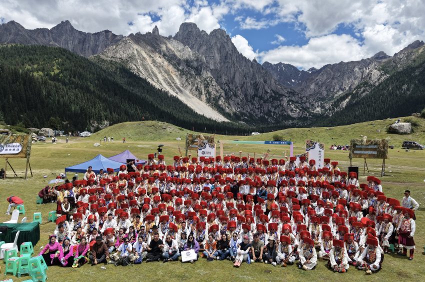 挑戰(zhàn)成功合影。巴塘縣委宣傳部供圖