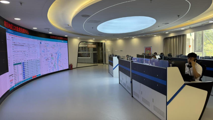 和田地區(qū)120急救指揮中心。人民網(wǎng)記者 焦磊攝